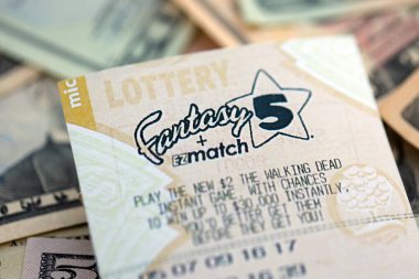 KYIV, UKRAINE - 22 Ekim 2025 Fantezi 5 bileti birçok doların üzerinde yatıyor.