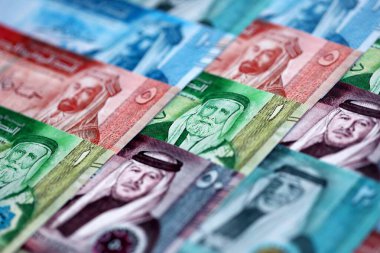 Ürdün Dinarı para birimi faturaları. JOD para birimi banknotları farklı değerler ile yığın halinde yakın