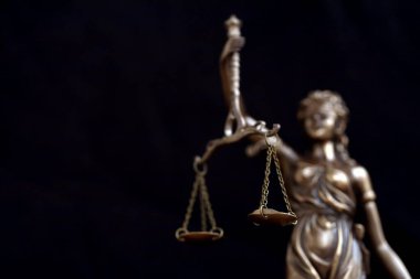 Bayan Adalet Heykeli siyah arka planda. Hukuk ve adalet kavramı