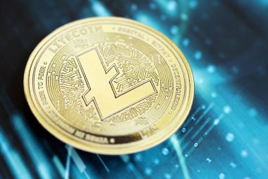 KYIV, UKRAINE - 9 Ekim 2025 LTC Litecoin şifreli bozuk para etiketi mavi mumların şema pankartında. Modern kripto parası kavramı