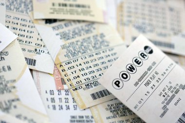 KYIV, UKRAINE - 22 Ekim 2025 Power Ball piyango bileti birçok piyango biletinde yer almaktadır.