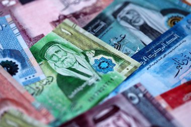 Ürdün Dinarı para birimi faturaları. JOD para birimi banknotları farklı değerlere sahip gruplar halinde yakın