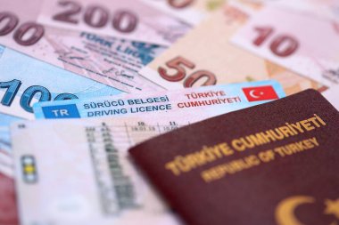 Türkiye 'de sürüş izni kavramı. Pasaportlu ve Türk liralı sürücü belgesi.