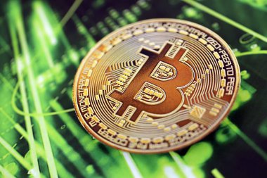 KYIV, UKRAINE - 9 Ekim 2025 Bitcoin kripto para etiketi yeşil harita afişinde. Modern kripto parası kavramı