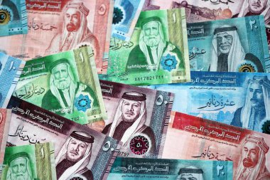 Ürdün Dinarı para birimi faturaları. JOD para birimi banknotları farklı değerlere sahip gruplar halinde yakın