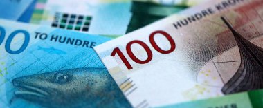 Norveç Kronu para birimi faturaları. NOK para birimi banknotları farklı değerler ile yığın halinde yakın