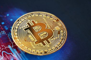 KYIV, UKRAINE - 9 Ekim 2025 Bitcoin kripto para etiketi fütüristik mavi grafik afişinde. Modern kripto parası kavramı