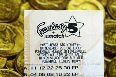 KYIV, UKRAINE - 22 Ekim 2025 Fantezi 5 piyango bileti altın paraların üzerinde yatıyor