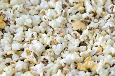 Peynirli tuzlanmış patlamış mısır. Kırsal bir masada ev yapımı lezzetli patlamış mısır yığını.