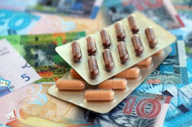 Kuveyt para birimi faturaları ve ilaç hapları yakında. İlaç ve eczane kavramı