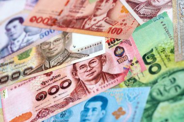 Tayland baht para birimi. Mevcut banknotlar masanın üzerinde büyük miktarda yatıyor.