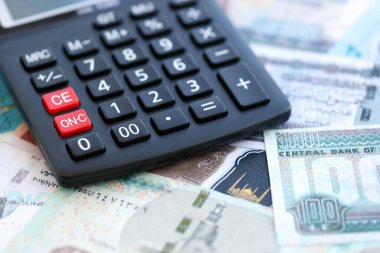 Mısır para birimi banknotları ve hesap makinesi kapanıyor. Vergilendirme ve para sayımı kavramı