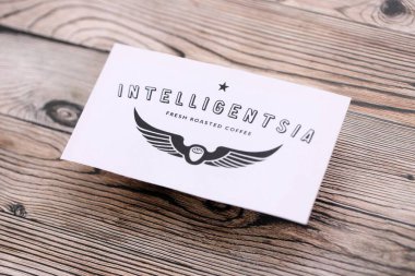 KYIV, UKRAINE - 5 Ekim 2025 İstihbarat kahve markası logosu kahverengi ahşap masaya yakın