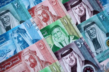 Ürdün Dinarı para birimi faturaları. JOD para birimi banknotları farklı değerlere sahip gruplar halinde yakın