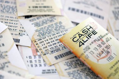 KYIV, UKRAINE - 22 Ekim 2025 Nakit 4 Hayat Piyango bileti birçok piyango biletinde yer almaktadır.