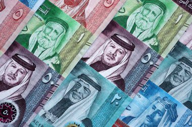 Ürdün Dinarı para birimi faturaları. JOD para birimi banknotları farklı değerlere sahip gruplar halinde yakın