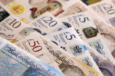 KYIV, UKRAINE - 17 EYLÜL 2025 Büyük miktarda İngiliz sterlin para banknotları