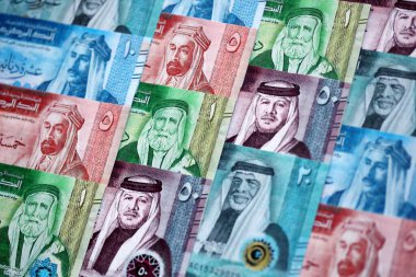 Ürdün Dinarı para birimi faturaları. JOD para birimi banknotları farklı değerlere sahip gruplar halinde yakın