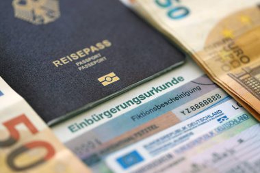 Alman pasaportu ve resmi vatandaşlık belgesinde bir kimlik kartı. Alman vatandaşlığının başarıyla kazanılması için sembolik yakın plan