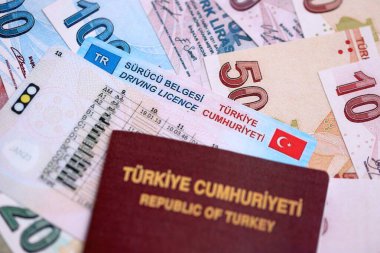 Türkiye 'de sürüş izni kavramı. Pasaportlu ve Türk liralı sürücü belgesi.