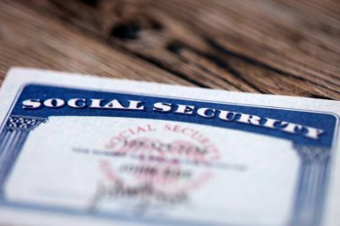 Kahverengi ahşap arka planda sosyal güvenlik kartı. Kapatın.