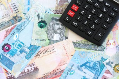 Bahreyn dinar para birimi faturaları ve hesap makinesi kapanıyor. Vergilendirme ve para sayımı kavramı
