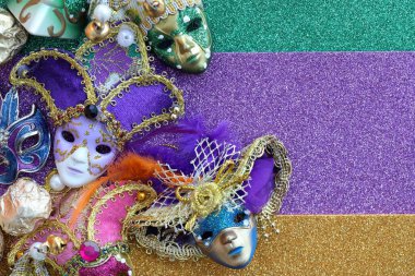 Brezilya 'da Mardi Gras serbest gösterisi için geleneksel Venedik karnaval maskeleri veya maskeleri