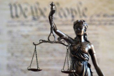 ABD Anayasası 'nın arka planındaki Bayan Adalet Heykeli' ni kapatın. Amerika Birleşik Devletleri 'nde dava ve ceza