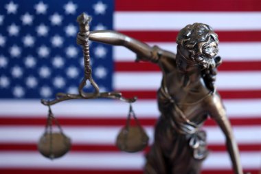 Hukuk ve adalet Amerika Birleşik Devletleri'ndeki bürolarından denetlenmekte, heykel Bayan Adalet ABD bayrağı arka planda, seçici odak ile