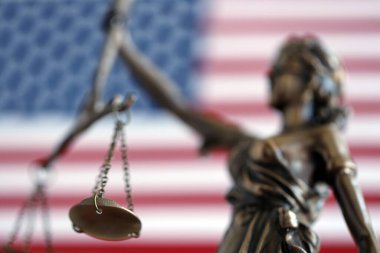 Amerikan anayasası, hukuku ve hukuk sistemi, adalet terazisi ve Amerikan bayrağı geçmişi olan kadın adalet heykeli.