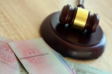 Alman geçici oturma izni numunesi Yargıç Hammer 'a yakın duruyor. Fiktionsscheinigung