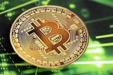 KYIV, UKRAINE - 9 Ekim 2025 Bitcoin kripto para etiketi yeşil harita afişinde. Modern kripto parası kavramı