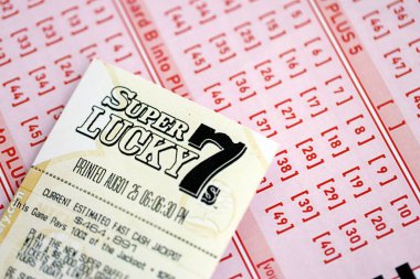 KYIV, UKRAINE - 22 EKİM 2025 Süper Şanslı 7 bilet boş banknotun üzerinde yatıyor.