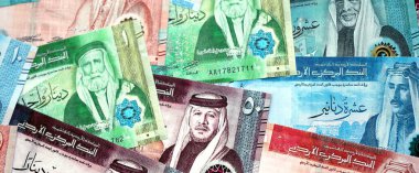 Ürdün Dinarı para birimi faturaları. JOD para birimi banknotları farklı değerlere sahip gruplar halinde yakın