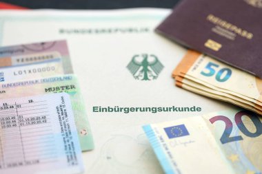 Alman pasaportu ve resmi vatandaşlık belgesinde bir kimlik kartı. Alman vatandaşlığının başarıyla kazanılması için sembolik yakın plan