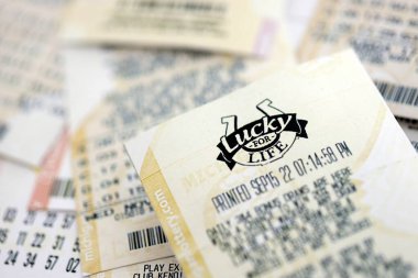 KYIV, UKRAINE - 22 Ekim 2025 Şanslı Hayat Piyango bileti birçok piyango biletinde yatar.