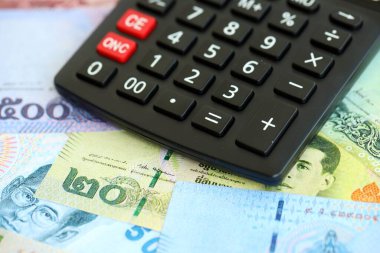 Tayland baht para birimi faturaları ve hesap makinesi kapanıyor. Vergilendirme ve para sayımı kavramı