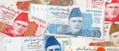 Pakistan banknotları. Pakistan 'ın mevcut para faturaları büyük miktarda masada yatıyor. Pakistan 'da iş ve yatırım kavramı