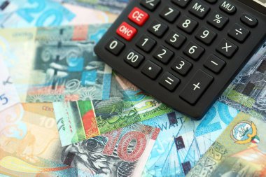 Kuveyt para birimi faturaları ve hesap makinesi kapanıyor. Vergilendirme ve para sayımı kavramı