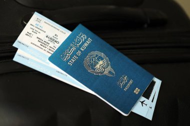 Kuveyt pasaportu ve seyahat çantasındaki uçak biletleri. Seyahat ve tatil kavramı