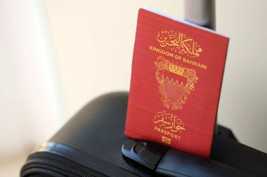 Seyahat valizindeki Bahreyn pasaportu yakın plan. Seyahat ve tatil kavramı