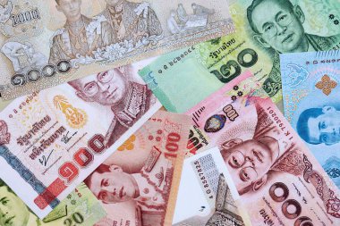 Tayland baht para birimi. Mevcut banknotlar masanın üzerinde büyük miktarda yatıyor.