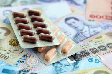 Tayland baht para birimi faturaları ve ilaç hapları. İlaç ve eczane kavramı