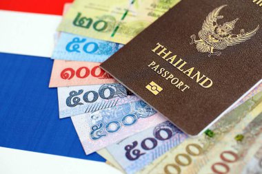 Tayland baht para ve pasaport banknotları bayraklarda asılı. Seyahat ve tatil kavramı