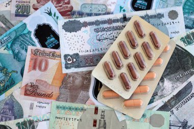 Mısır para birimi faturaları ve ilaç hapları yakında. İlaç ve eczane kavramı