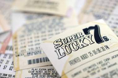 KYIV, UKRAINE - 22 Ekim 2025 Süper Şanslı 7 bilet birçok piyango biletinde yatar.