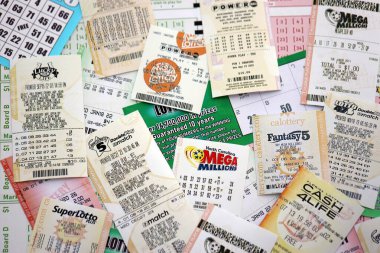 KYIV, UKRAINE - 22 Ekim 2025 Ulusal Piyango biletleri yığını