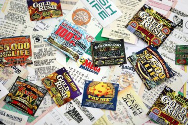 KYIV, UKRAINE - 22 Ekim 2025 Piyango biletleri ve kazı kazan kartları.