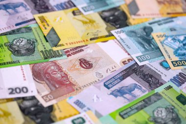 Kongo frangı faturaları büyük miktarda masaya yakın. Demokratik Kongo Cumhuriyeti 'nde zengin yaşam konsepti. İş ve ekonomi