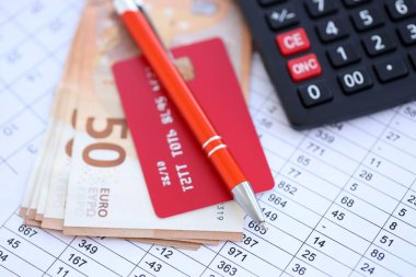 Kredi kartı ve dolma kalemle Avro para banknotları hesaplama belgesi geçmişi üzerinde. Avrupa Birliği 'nde iş, mali işlemler ve muhasebe